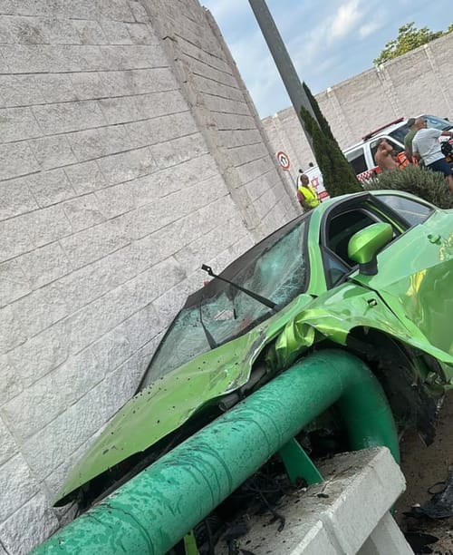 רכב התנגש בגשר להולכי רגל; שני צעירים נהרגו