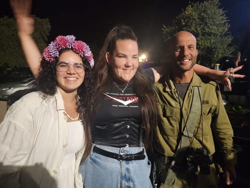 צפו: האמנים התגייסו למסיבת חתונה בשטח