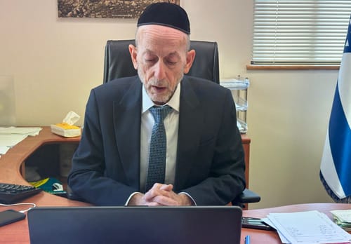 ניצול שואה נרצח ו-580 ניצולים פונו מבתיהם