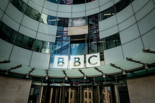 השאלה ההזויה של מגישת ה-BBC: "למה לא הזהרתם?"