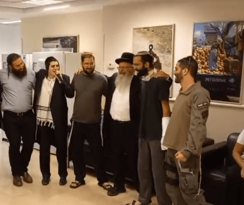 הפצוע הקשה מכרם שלום קם על רגליו | צפו