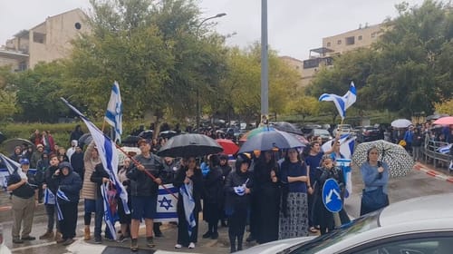 צפו: מאות מתושבי העיר מלווים את החייל שנפל