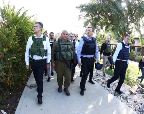 שר החוץ הבריטי בקיבוץ בארי: "העולם חייב לראות"