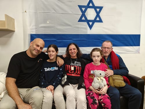 התמונה הראשונה: אמילי הנד והילה רותם שבו הביתה