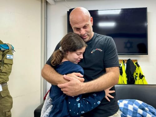 הילה שוחררה, ומחכה לאמא שעדיין בשבי חמאס