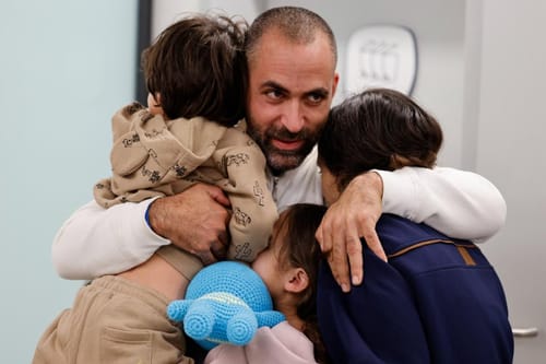 מרגש עד דמעות: אביחי ברודץ מתאחד עם משפחתו