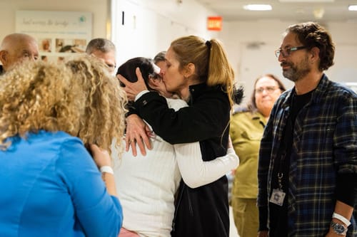תיעוד מרגש: רגעי המפגש של החטופים עם המשפחות