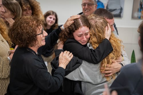 תמונות מרגשות: החטופים התאחדו עם משפחתם