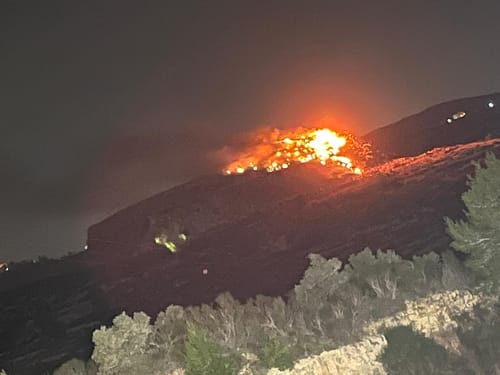התושבים נחנקים: פלסטינים הציתו מזבלה בסמוך לעטרת