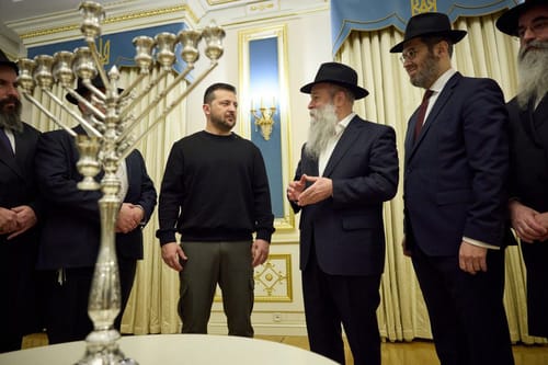 זלנסקי הדליק נר חנוכה: "האור ינצח כאן ובישראל"