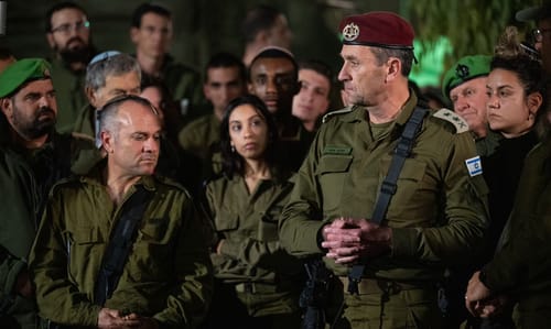 צפו בתיעוד: הרמטכ"ל הדליק נר שלישי עם החיילים