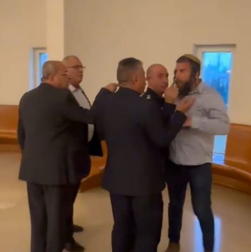 "אתה שווה לנעל שלי": ח"כ טיבי התפרץ על נתי רום