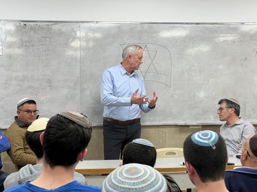 גנץ הגיע לישיבת ירוחם: 'מאמינים בצורך באחדות'