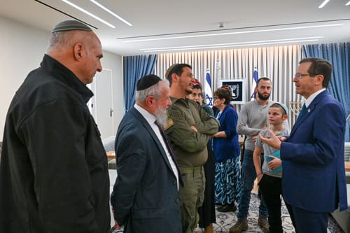 הרצוג נפגש עם משפחת החטוף מקריית ארבע