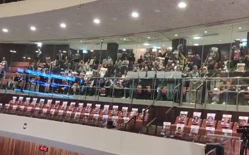 משפחות החטופים התפרצו לנאום נתניהו: "אין זמן". צפו
