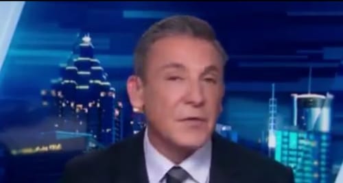 מגיש CNN מקריא מכתב של אם החטופה ופורץ בבכי