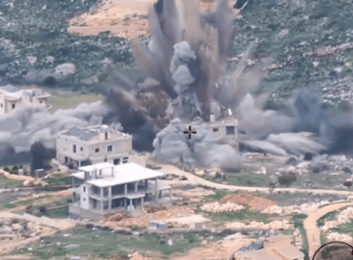 עשן מעל גגות הבתים: מטוסי הקרב מחריבים את לבנון