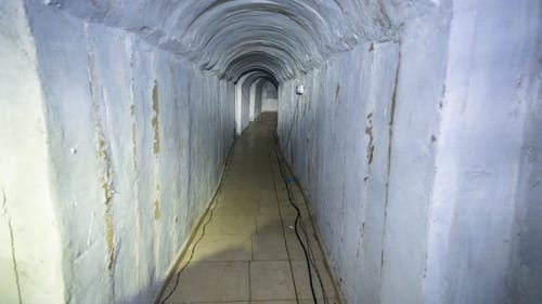 צפו: צה"ל חשף והשמיד את המנהרה בה שהו חטופים