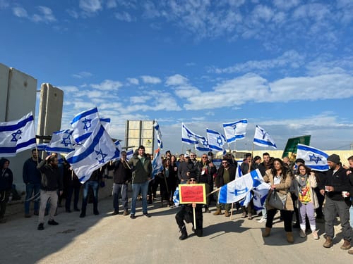 פעילים ומשפחות חטופים חוסמים את מעבר כרם שלום