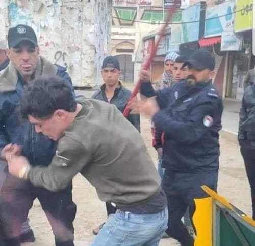 תיעוד קשה לצפייה: חמאס מתעלל באכזריות ויורה בעזתים