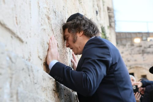 הניח פתק: נשיא ארגנטינה נשא תפילה בכותל