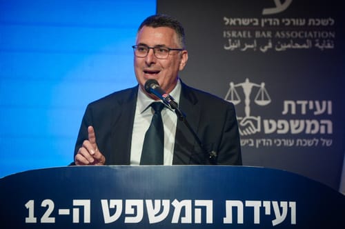 גדעון סער מתחנן: "אני מבקש מידידינו: אל תעשו זאת"