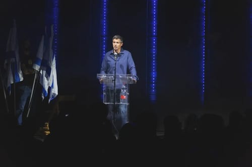 חוזר לפוליטיקה? מאות השתתפו בכנס של יועז הנדל