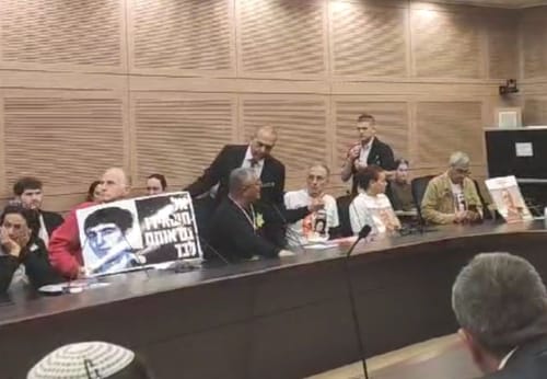 מהומה בכנסת: אח החטוף סרב להסיר טלאי צהוב