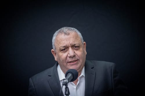 גנץ ננטש: חברת כנסת נוספת שוקלת לחבור לאייזנקוט