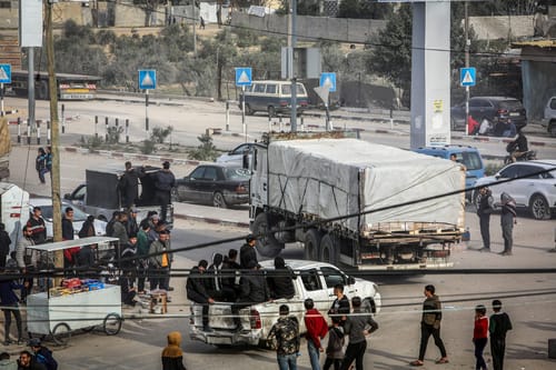 צפו: עזתים דרדרו משאית סיוע, הרגו את הנהג ובזזו