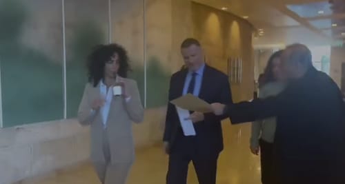 יולי אדלשטיין לדוד הנרצחת מנובה: "עוף לי מהעיניים"