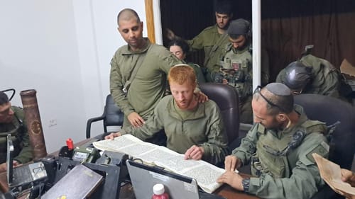 "על הניסים": מח"ט 401 בקריאת מגילה בשיפא. צפו