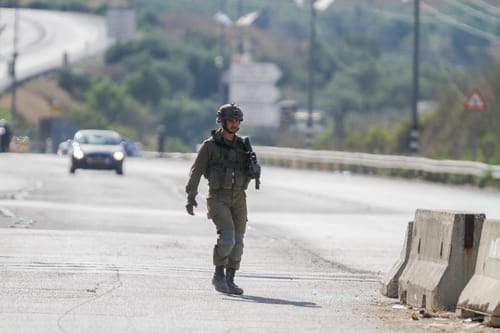 האירוע ביקיר: מחבלים יידו אבנים; מתיישב שלף נשק
