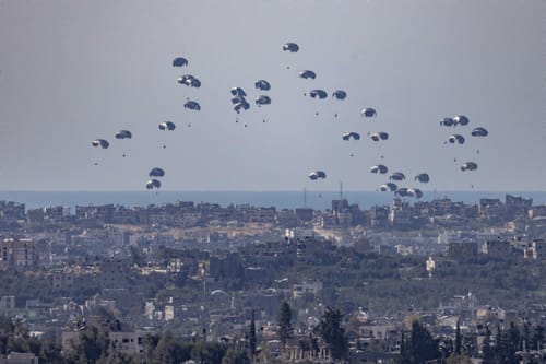 דיווח: 12 עזתים טבעו למוות כשניסו לתפוס חבילות סיוע