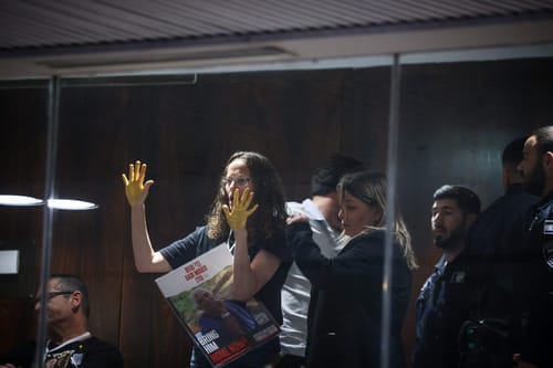 בזמן המליאה: משפחות חטופים התפרעו ביציע. צפו