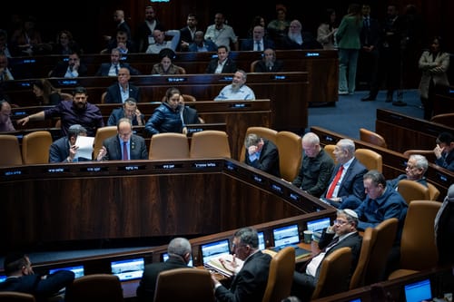 המערכת הפוליטית סוערת : "בית הדין האנטישמי בהאג"