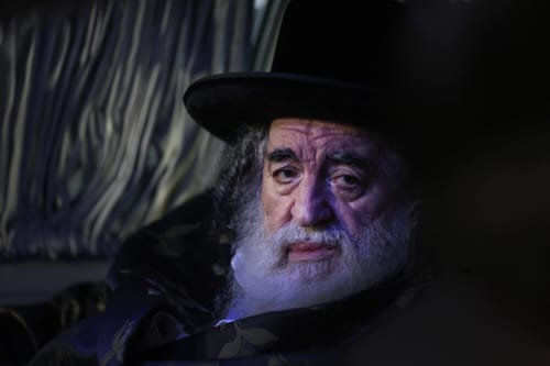 האדמו"ר מויז'ניץ: "אסור לישראל לתקוף עכשיו חזרה באיראן"