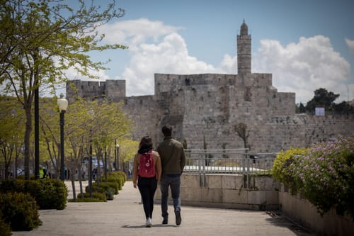 "זאת הפעם": מה קורה כשחילוני ודתייה נפגשים?