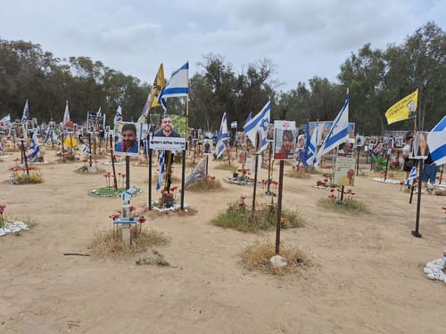 'רעים עצובים': ביקור בגיא ההריגה באמצע חג החירות