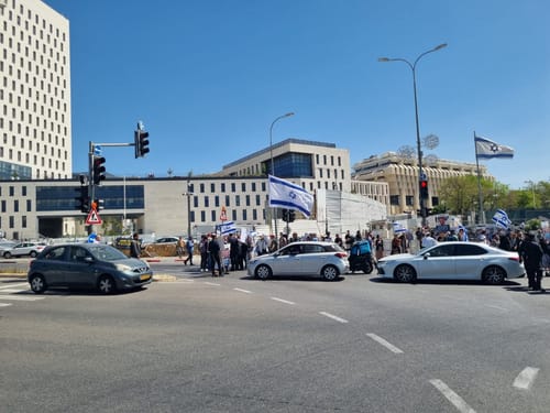 בדרך לישיבה: השרים נחסמו על ידי משפחות שכולות