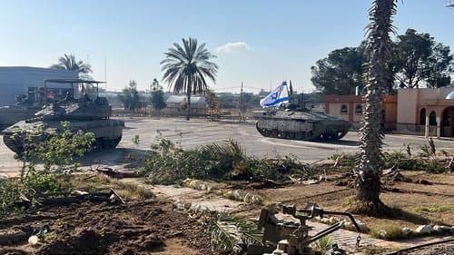 צפו: רגע כיבוש מעבר רפיח ותקיעת דגל ישראל