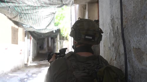 תיעוד מטולכרם: המסתערבים עצרו באור יום את המחבל בביתו