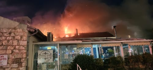 תיעוד: מסעדת "אמא" הירושלמית עולה באש