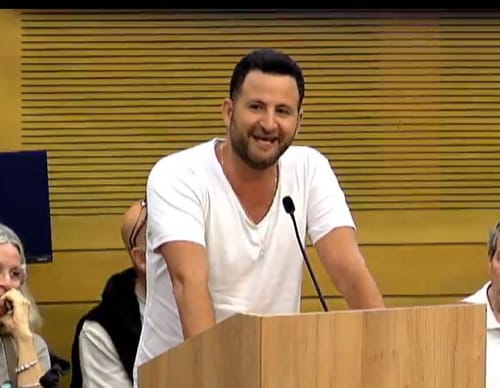 צפו: גיא הוכמן הצחיק את שדולת המילואים