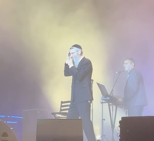 צפו: הזמר הסרוג מתארח בהופעתו של אברהם פריד