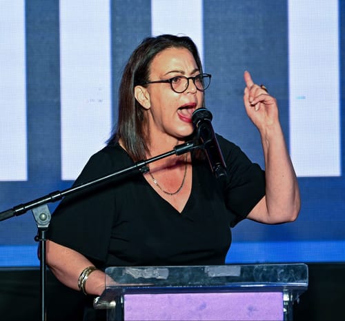 דיסטל תקפה את אחים לנשק: "ידיים מגואלות בדם"