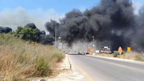 האש מתפשטת לעבר המפעלים: שריפה פרצה סמוך לגבעת רונן
