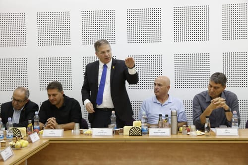 בצל המלחמה בצפון: פגישה בין משרד החינוך לשלטון המקומי