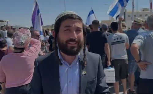 צפו: מאות מפגינים פרצו לבסיס הכליאה שדה תימן