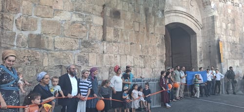 השרשרת האנושית סביב הר הבית: "הניצחון עובר כאן"